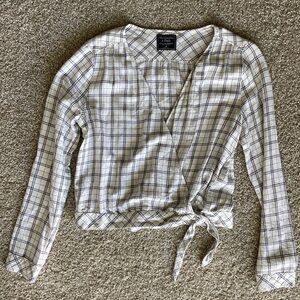 Abercrombie & Fitch plaid wrap top cropped M